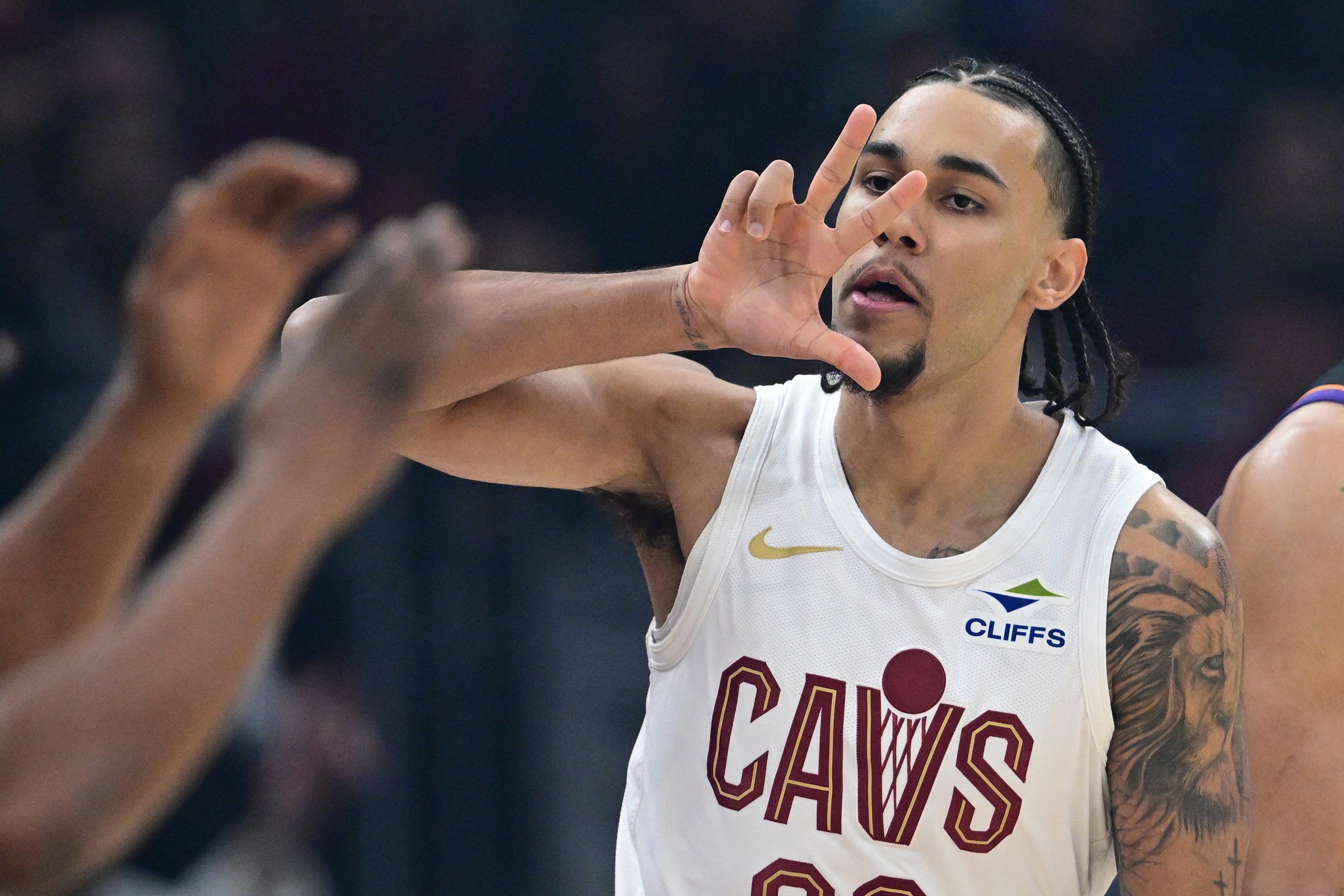 解说：泰森一点也不贪功 当诱饵吸引防守助攻莫布里 完成制胜一击