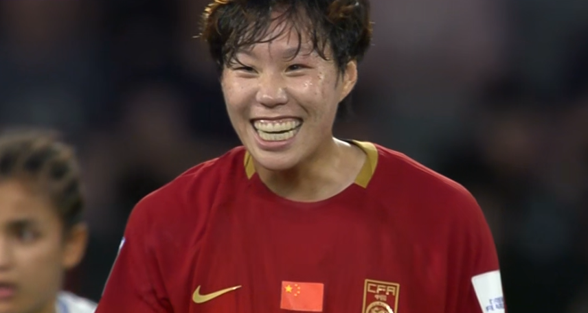 世界杯精彩进球-中国女足艰难领先！邵子钦爆射破门，亚洲杯第2球，王霜助攻